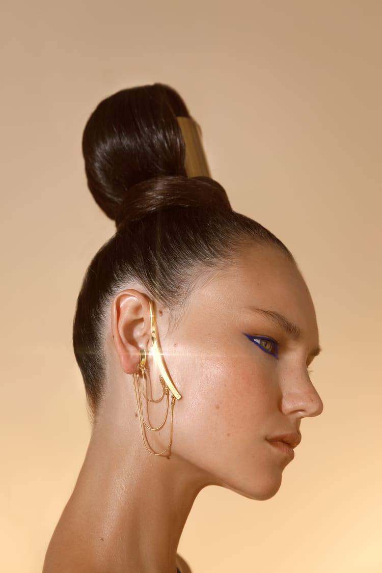 Goldener Ear Cuff mit drapierter Kette