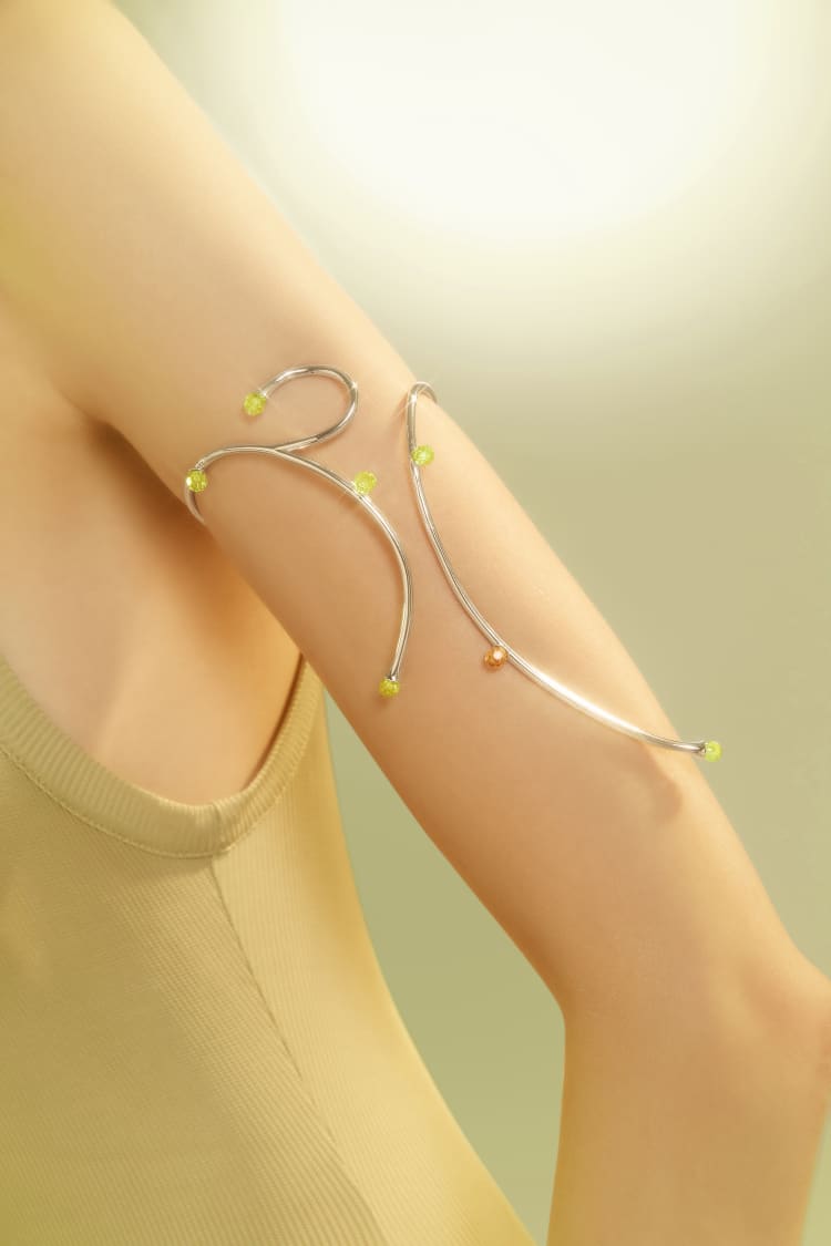 Silberne Armspange mit Topas- und Opalkristallen