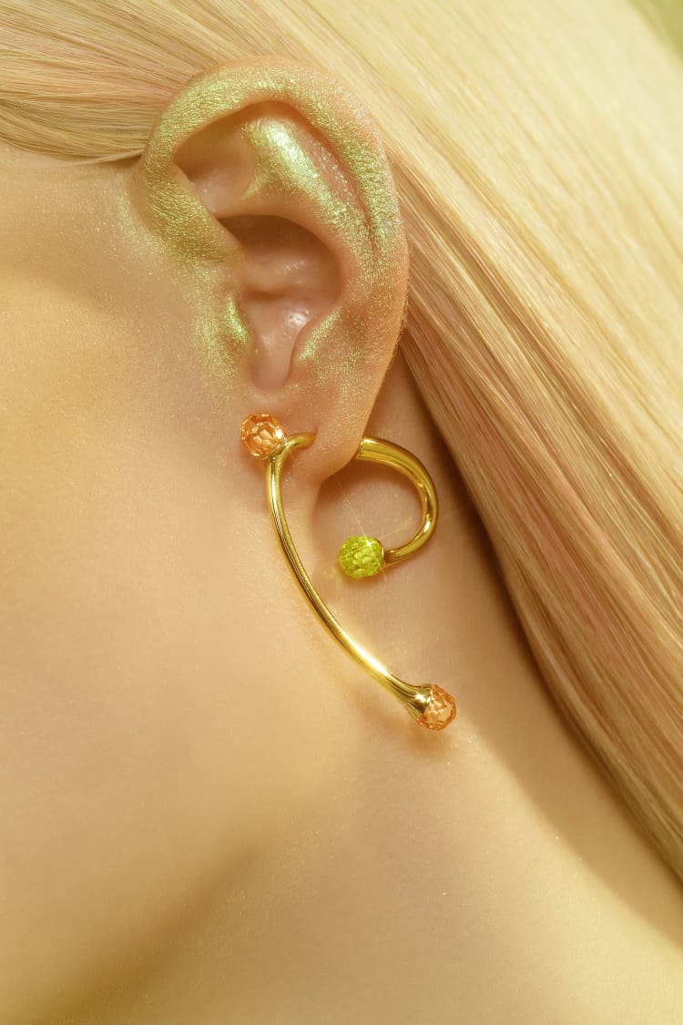Goldene asymmetrische Ohrringe mit Opal- und Topas-Kristallen