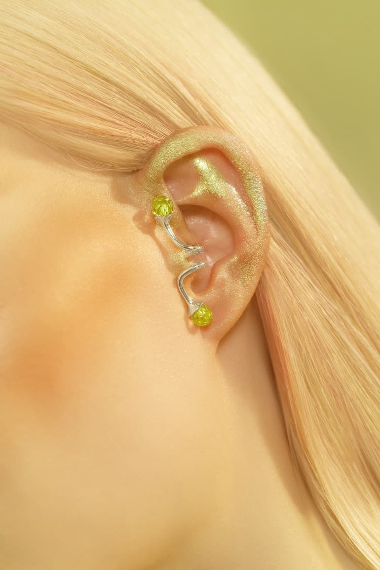 Silberner Huggie-Ear-Cuff mit Topas- und Opalkristallen