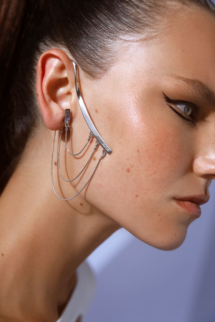 Silberner Ear Cuff mit drapierter Kette