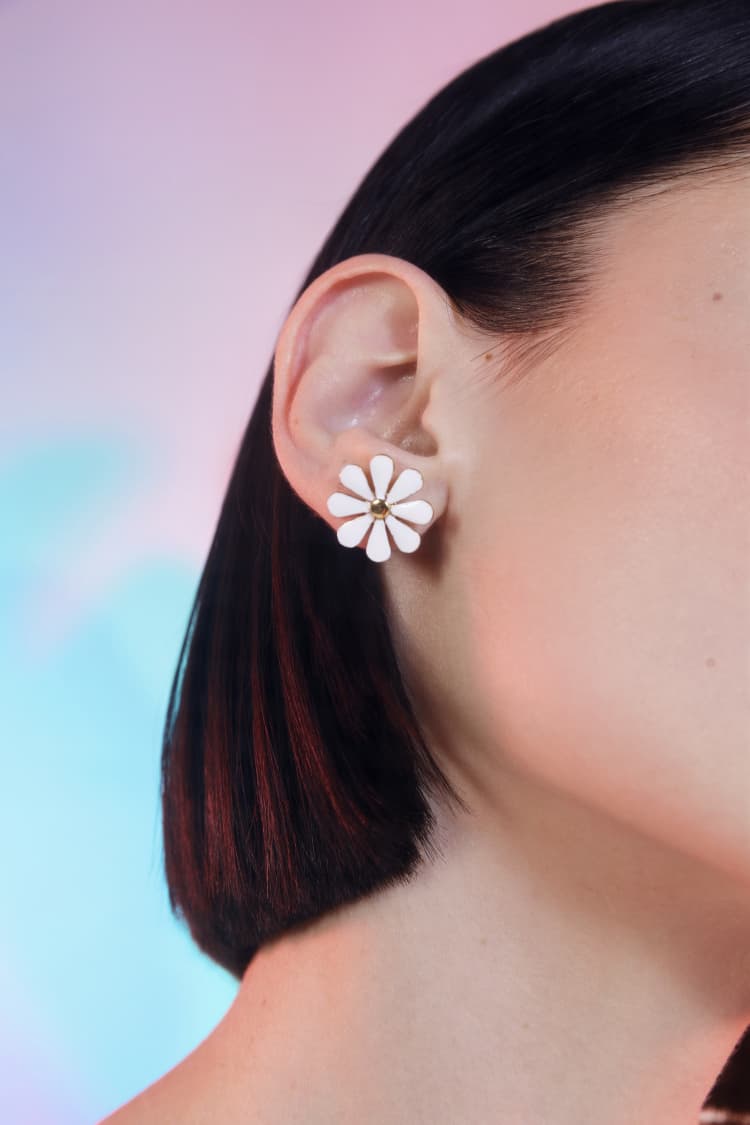 Weiß-goldene Gänseblümchen-Ohrstecker