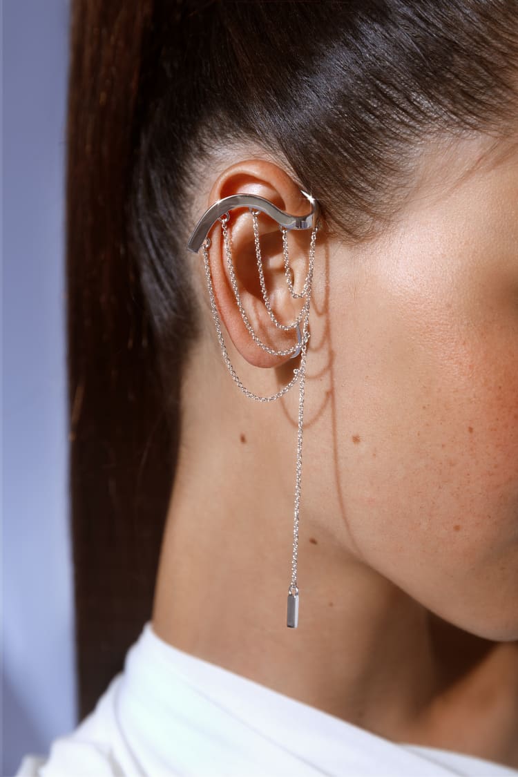 Silberner Ear Cuff in fließendem Design mit Anhänger