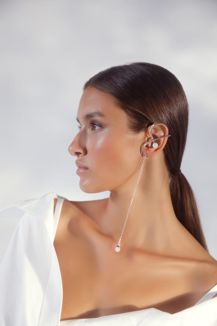 Silberner Perlen-Earcuff mit Kette