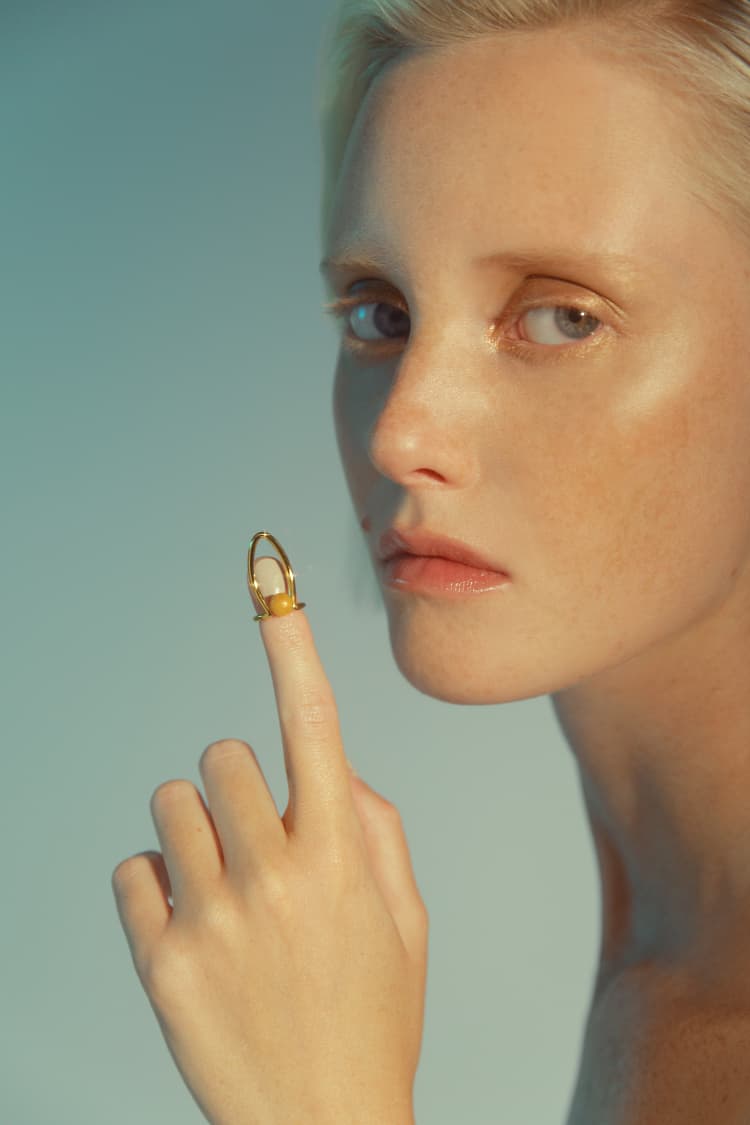 Goldener Nagelring mit eingelassenem Stein