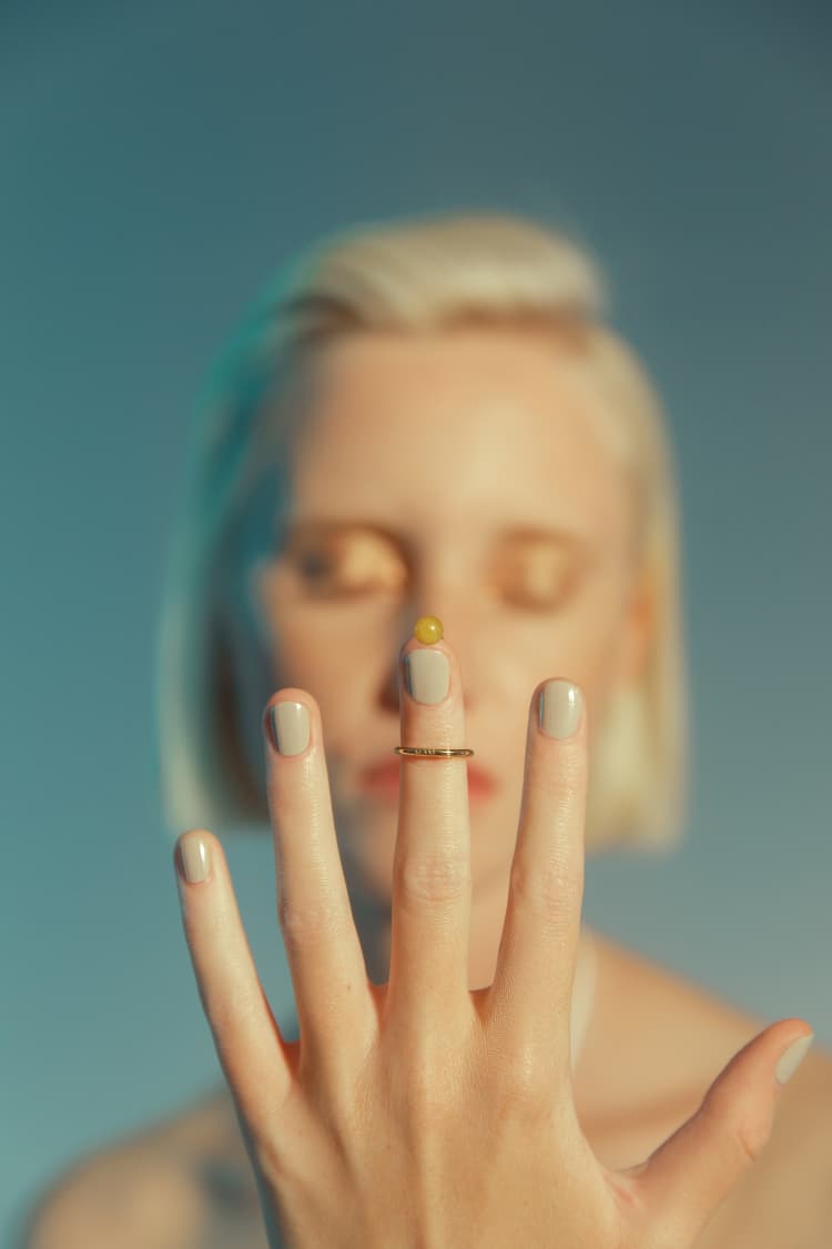 Goldener Nagelring mit Stein