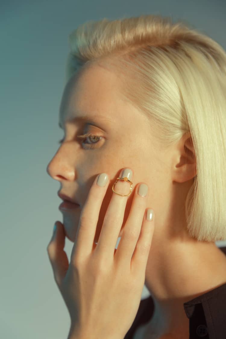 Goldener Nagelring mit Kette