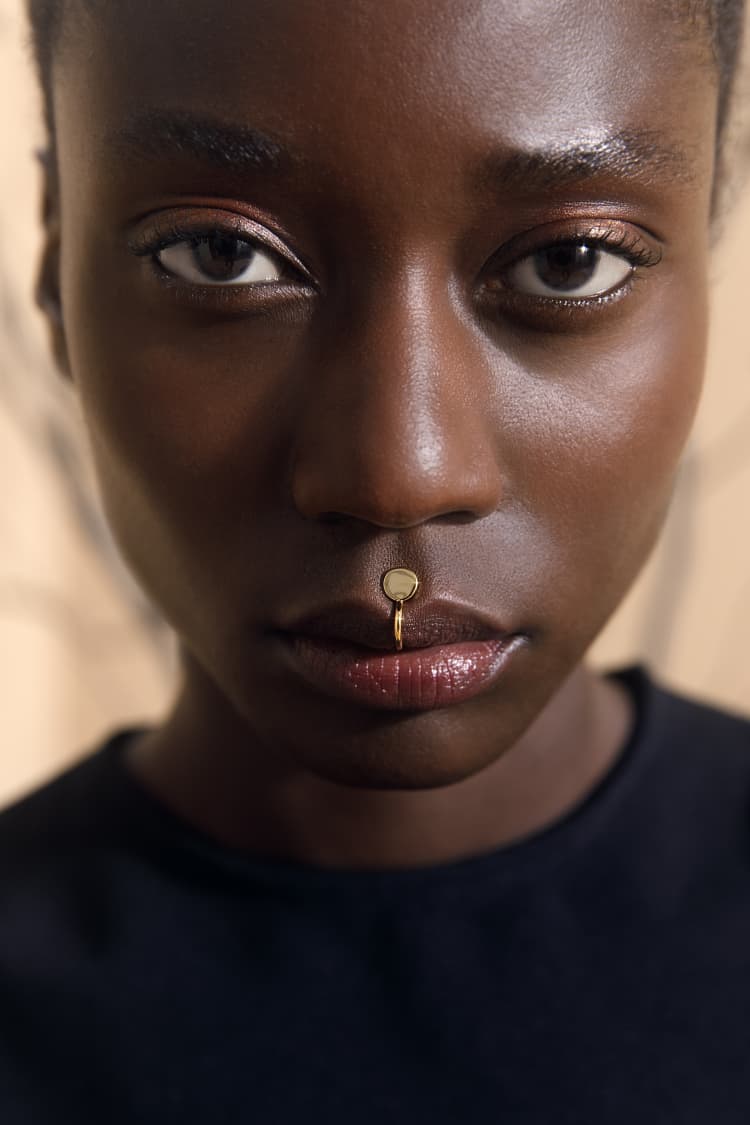 Goldener Fake-Lippen- oder Nasenring