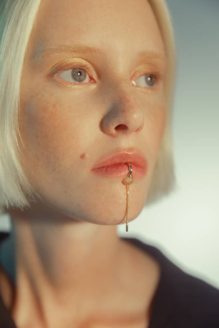 Goldener Lippen-Cuff mit Kette