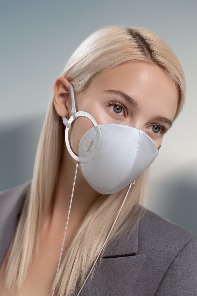 Maske aus Seide Grau