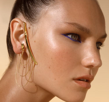 Goldener Ear Cuff mit drapierter Kette