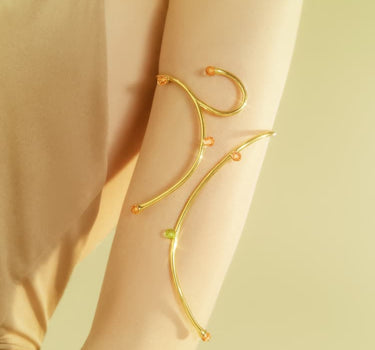 Goldene Armspange mit Opal- und Topas-Kristallen