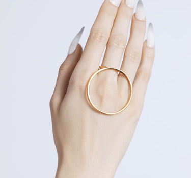 Goldring mit großem runden Stein