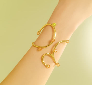 Auffälliger Gold-Armreif mit Opal- und Topas-Kristallen