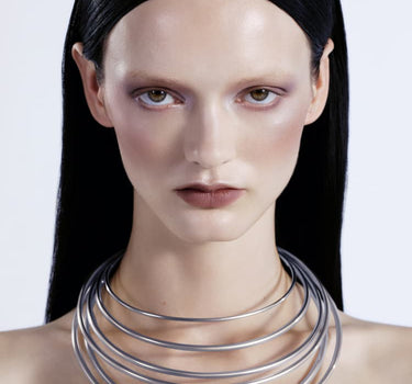Silberner, auffälliger Coil-Choker