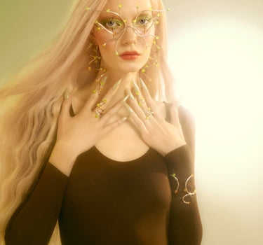 Silbernes Schmuckstück mit Topas- und Opalkristallen in markantem Design