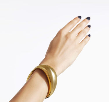 klobiges asymmetrisches rundes geschlossenes Armreif-Armband in Gold