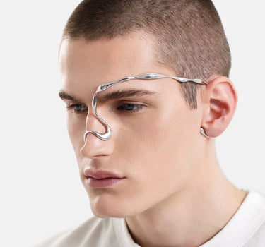 gesichtsschmuck mit organischer form aus silber