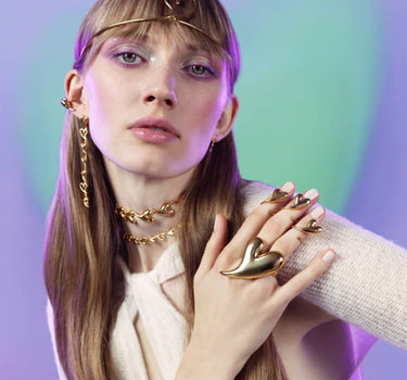 Goldener herzförmiger Midi-Ring