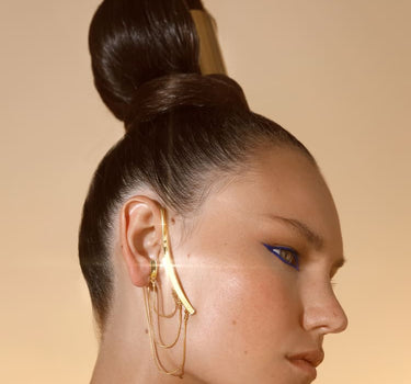 Goldener Ear Cuff mit drapierter Kette