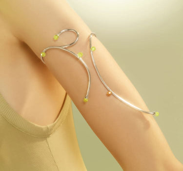 Silberne Armspange mit Topas- und Opalkristallen