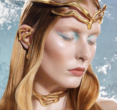 krone mit organischer form aus gold