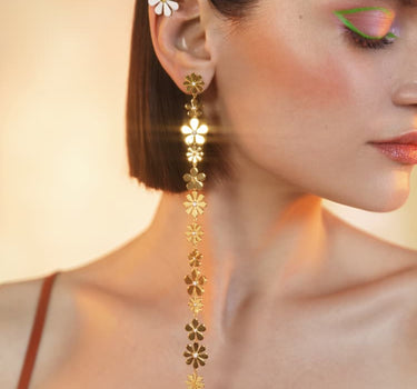 Langer Gänseblümchen-Ohrring in Gold und Weiß