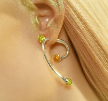 Asymmetrische Silberohrringe mit Topas- und Opalkristallen