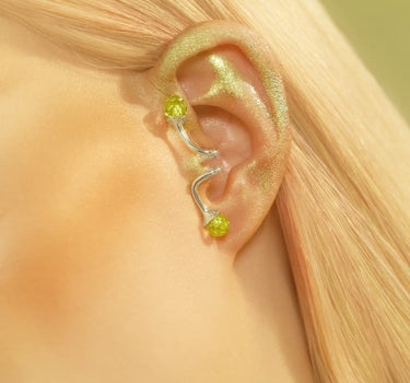 Silberner Huggie-Ear-Cuff mit Topas- und Opalkristallen