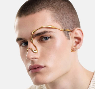 gesichtsschmuck mit organischer form aus gold