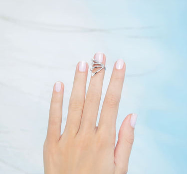 Silberner Tiara-Nagelring mit Perle