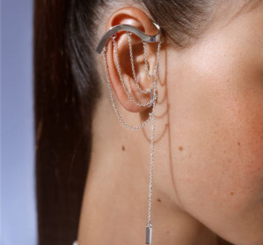 Silberner Ear Cuff in fließendem Design mit Anhänger
