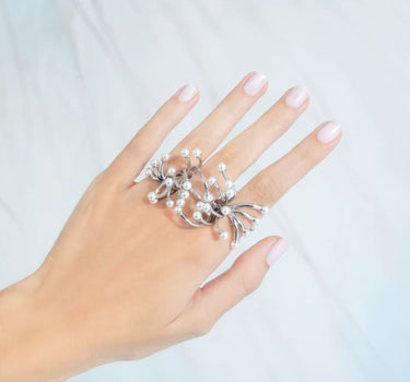 Silberner Handschmuck mit Mini-Perlen