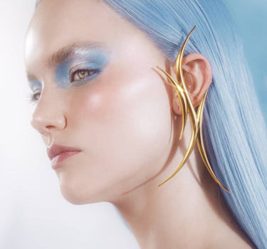 Auffälliger goldener Ear Cuff mit Nieten