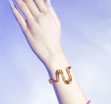 Goldener Liquid-Armreif