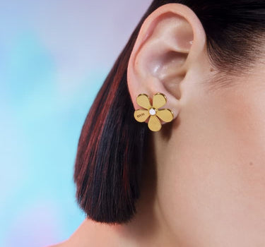 Goldene Gänseblümchen-Ohrstecker