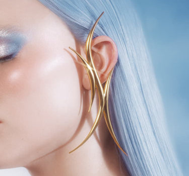 Auffälliger goldener Ear Cuff mit Nieten