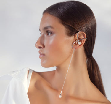 Silberner Perlen-Earcuff mit Kette