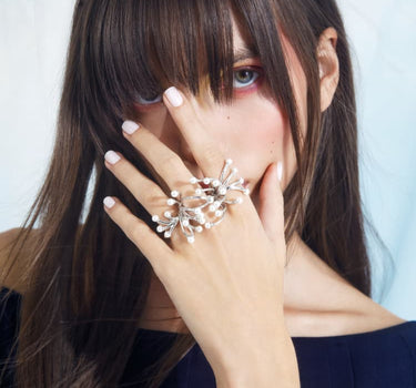 Silberner Handschmuck mit Mini-Perlen