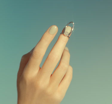 Silberner Nagelring mit eingelassenem Stein