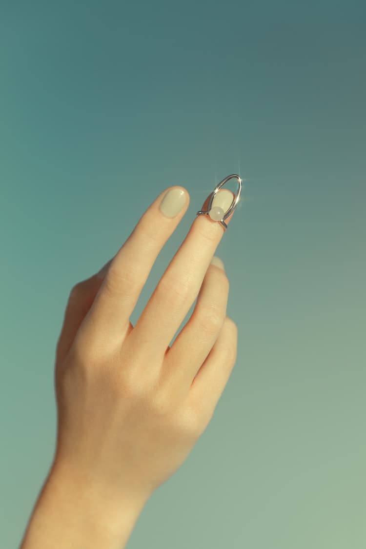 Silberner Nagelring mit eingelassenem Stein