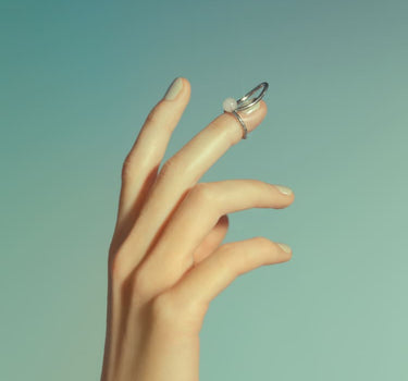 Silberner Nagelring mit eingelassenem Stein