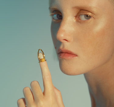 Goldener Nagelring mit eingelassenem Stein