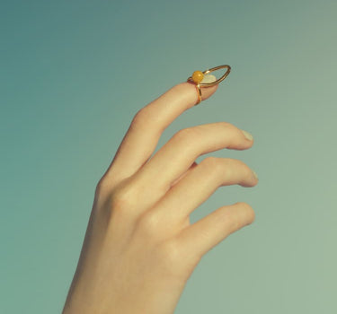 Goldener Nagelring mit eingelassenem Stein