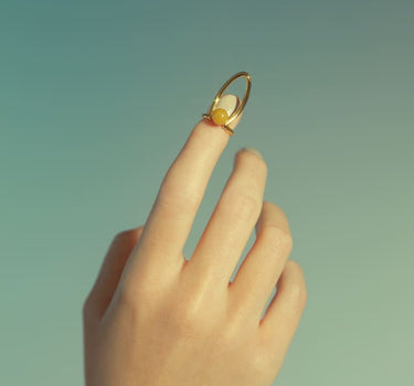 Goldener Nagelring mit eingelassenem Stein