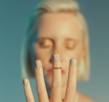 Goldener Nagelring mit Stein