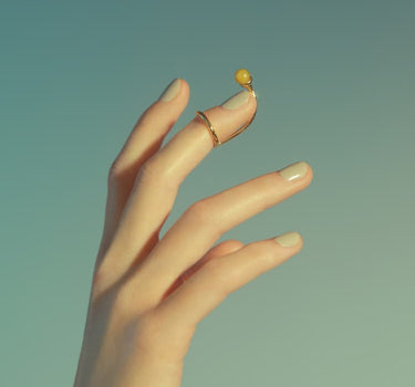 Goldener Nagelring mit Stein