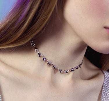 Silberner Choker mit Herz-Kettendesign