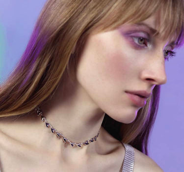 Silberner Choker mit Herz-Kettendesign