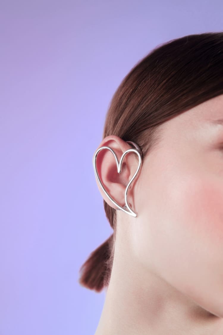 Silberner Herz-Earcuff für das gesamte Ohr